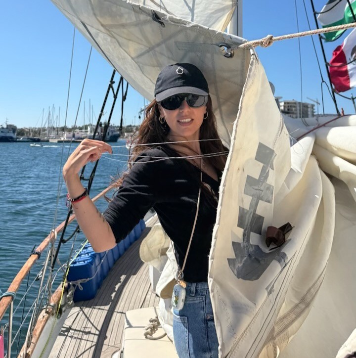 Renaz Ebrahimi laivan kannella.