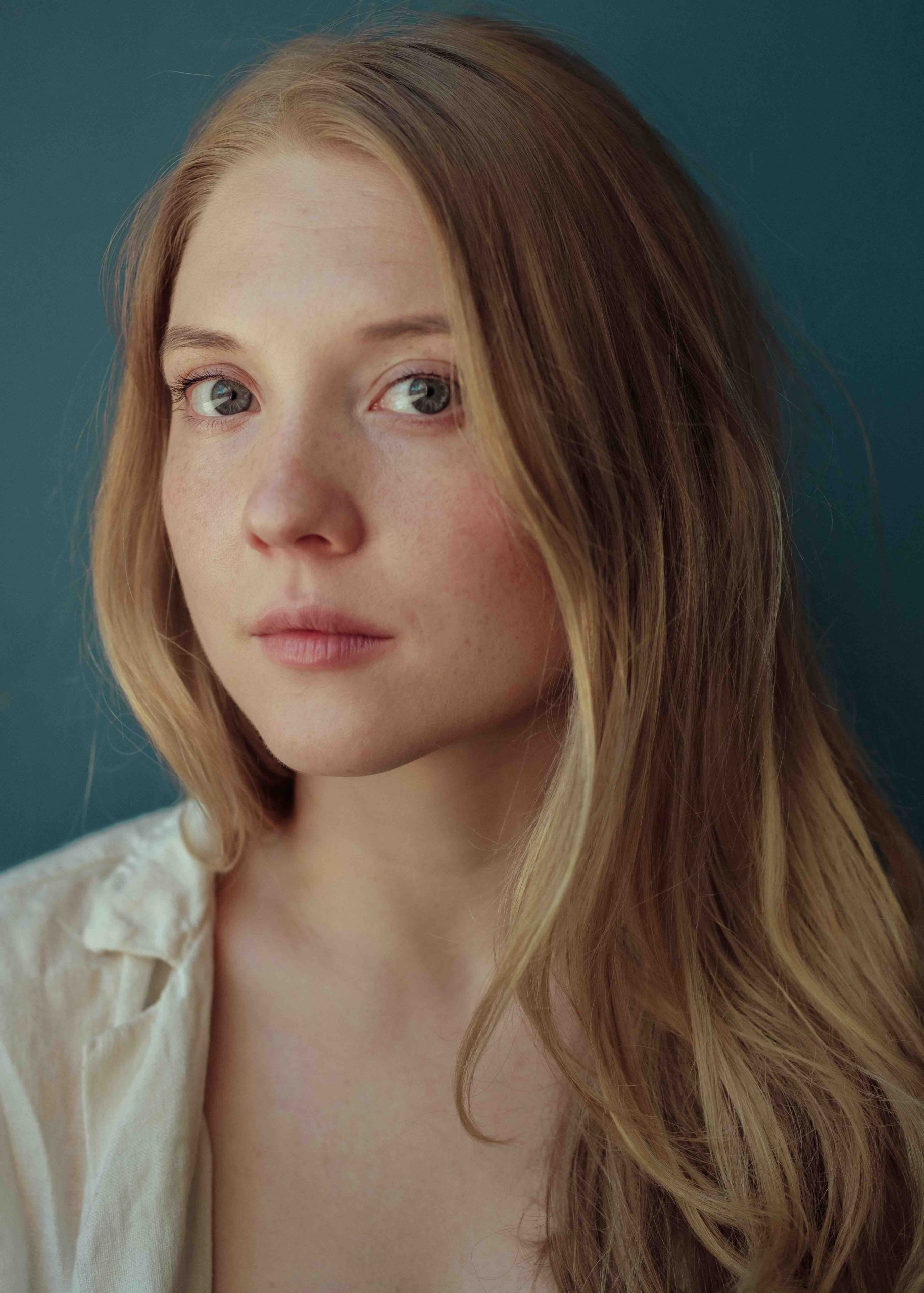 Näyttelijä Satu Tuuli Karhu.