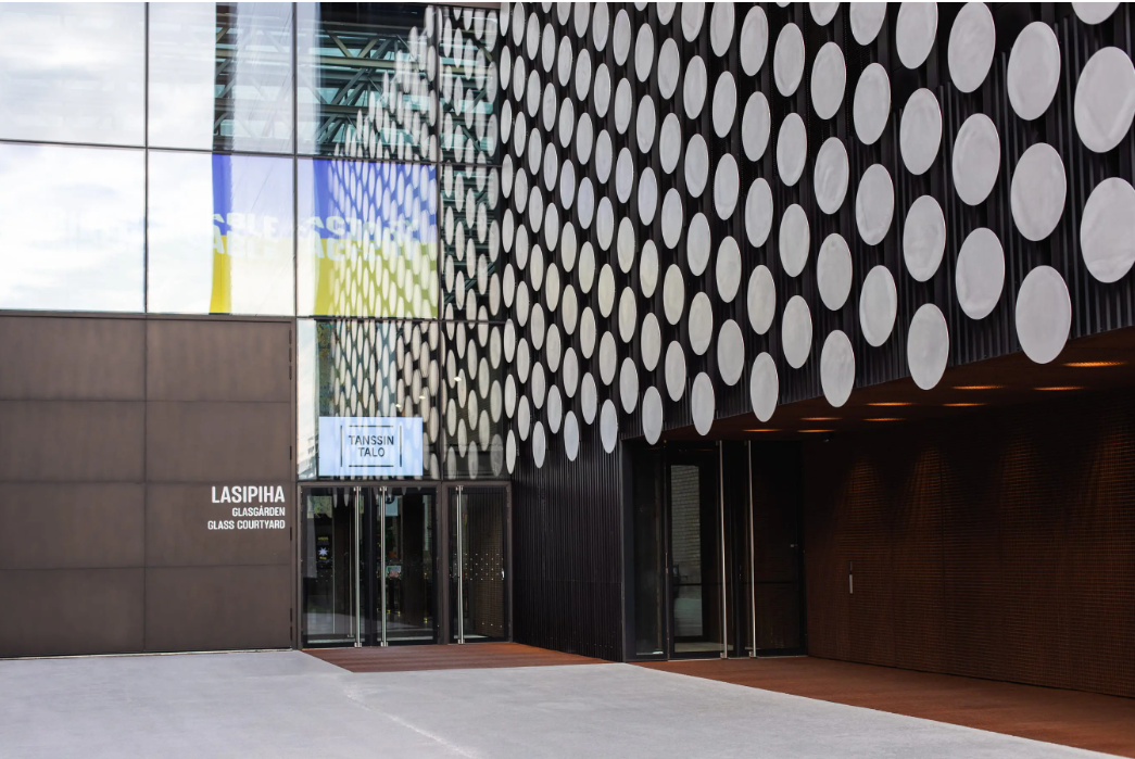 Sisäänkäynti Lasipihalle ja Tanssin taloon Kaapeliaukion puolelta.