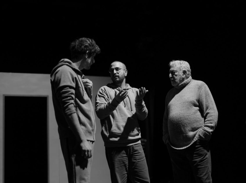 Kolme henkilöä seisoo vierekkäin näyttämöllä.