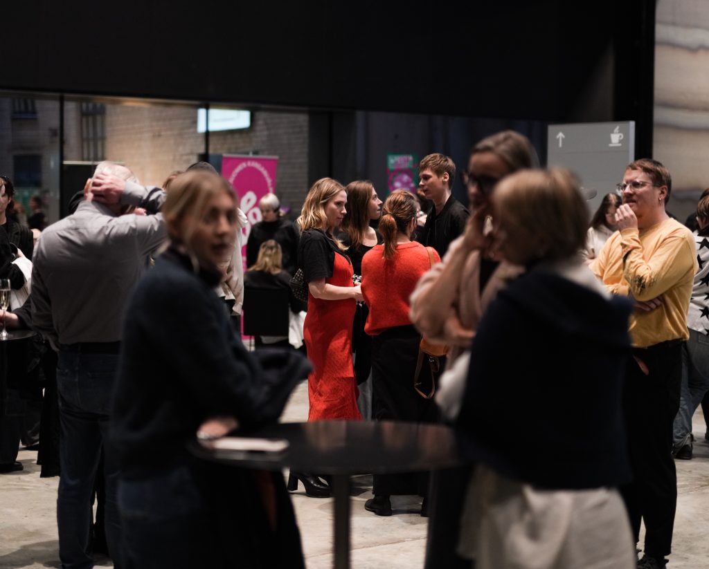 Yleisöä teatterilämpiössä.