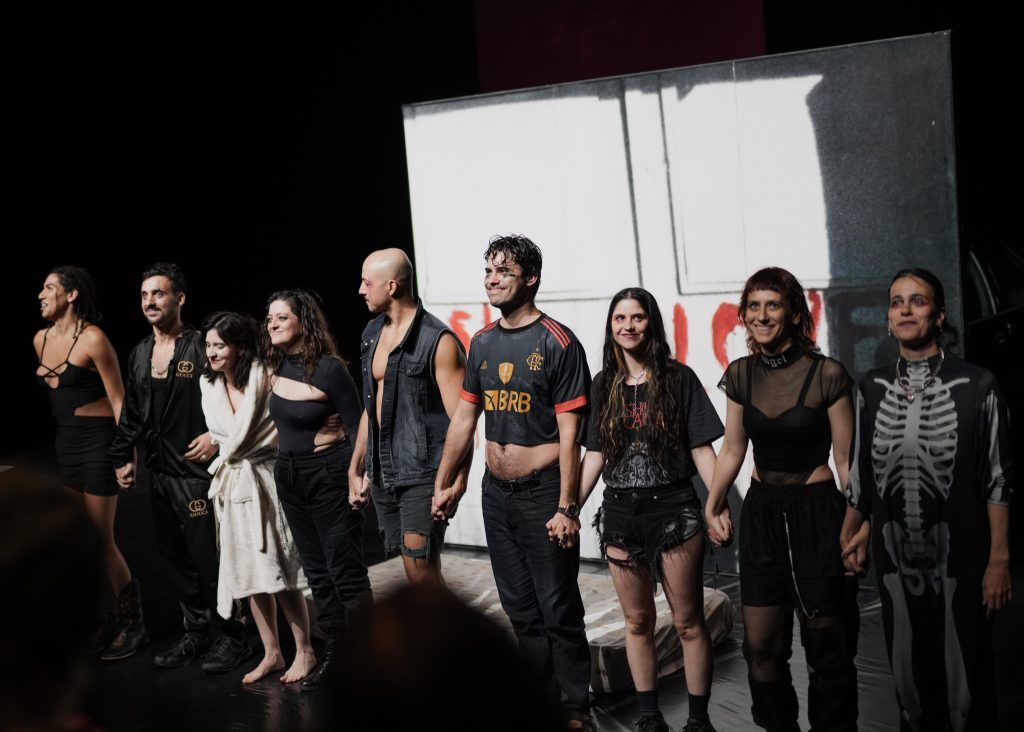 Ryhmäkuva: loppuaplodit.