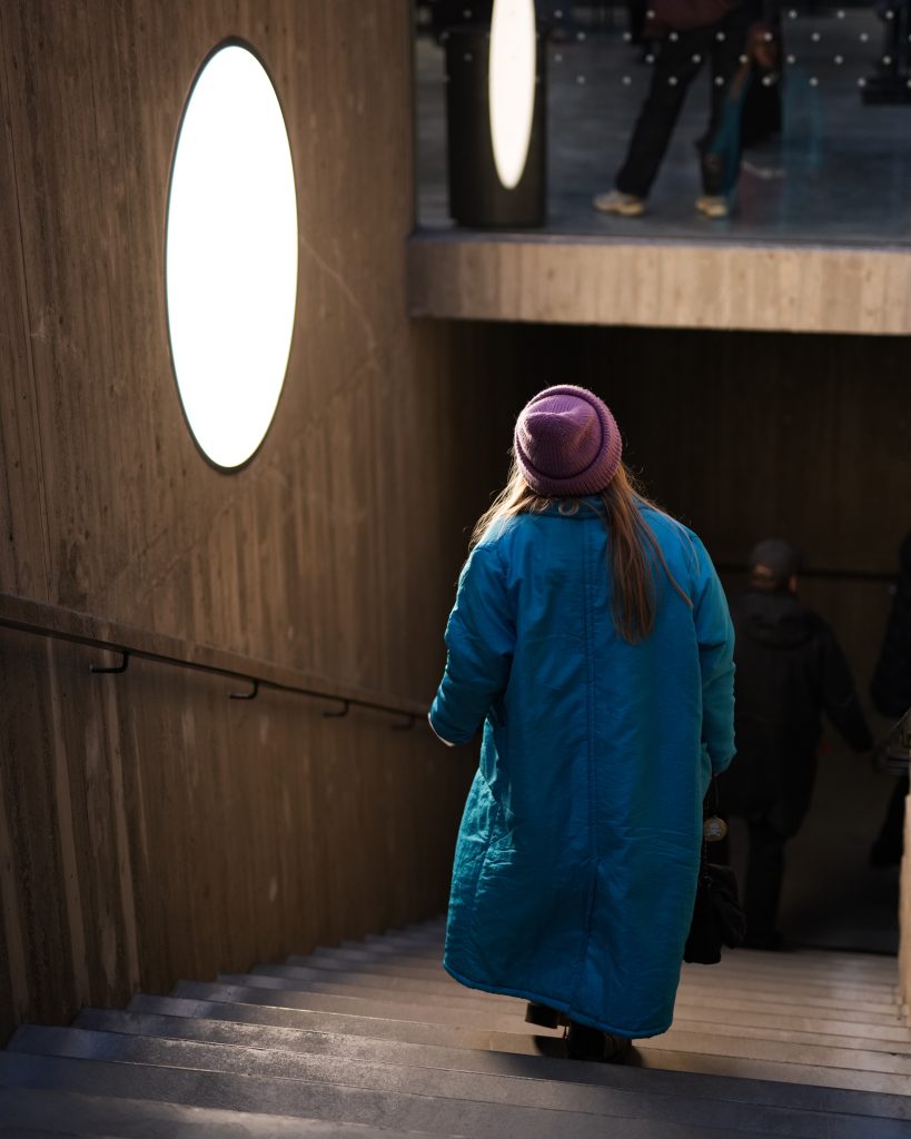 Henkilö kävelee portaita alas.