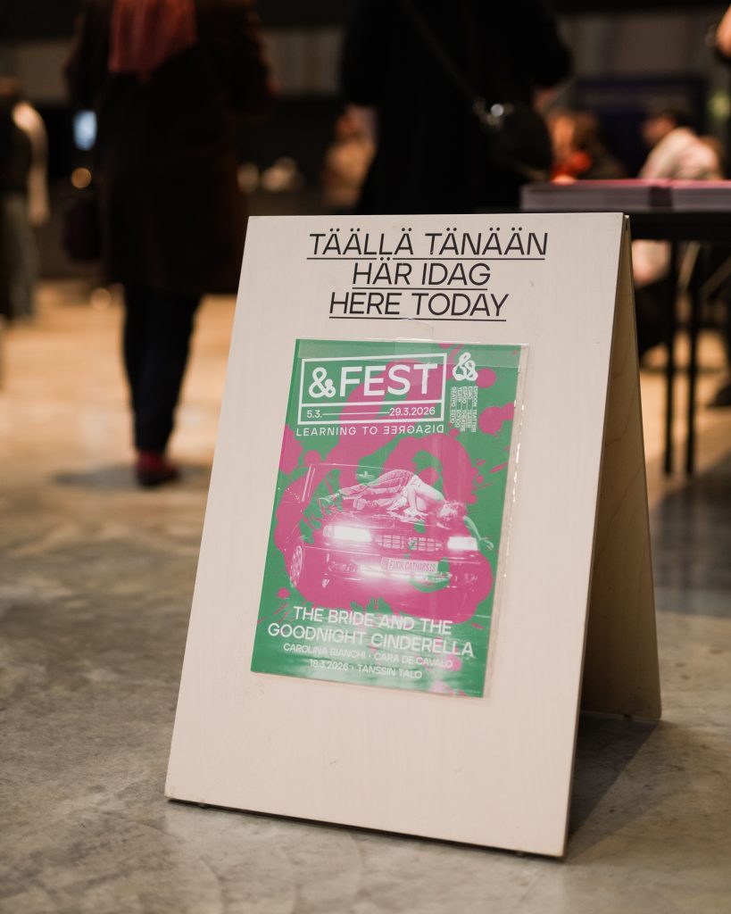 Teline, jossa teatterijuliste.