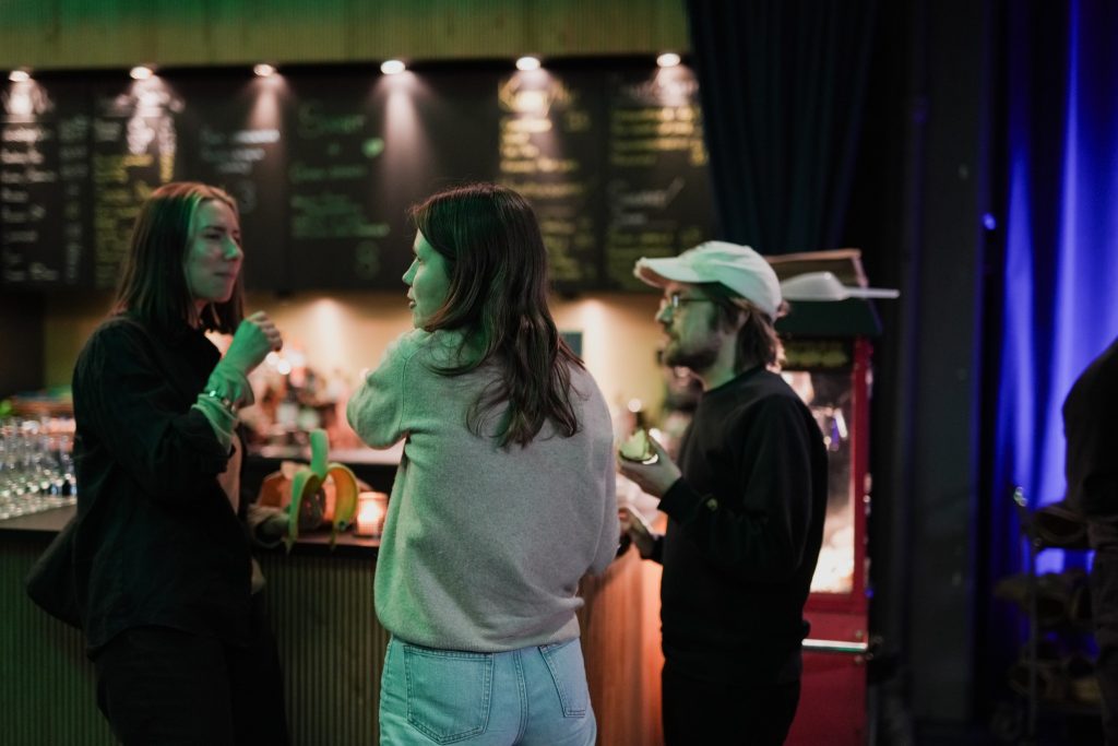 Yleisöä lämpiössä.