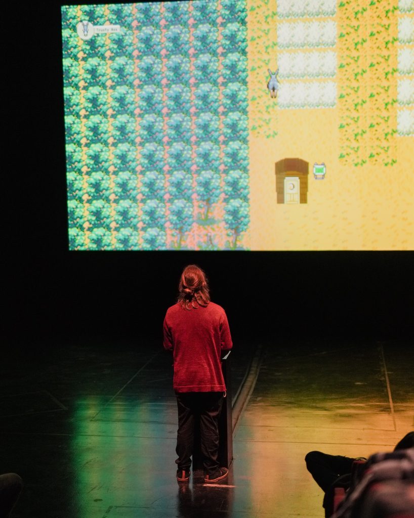 Yleisön jäsen pelaa videopeliä.