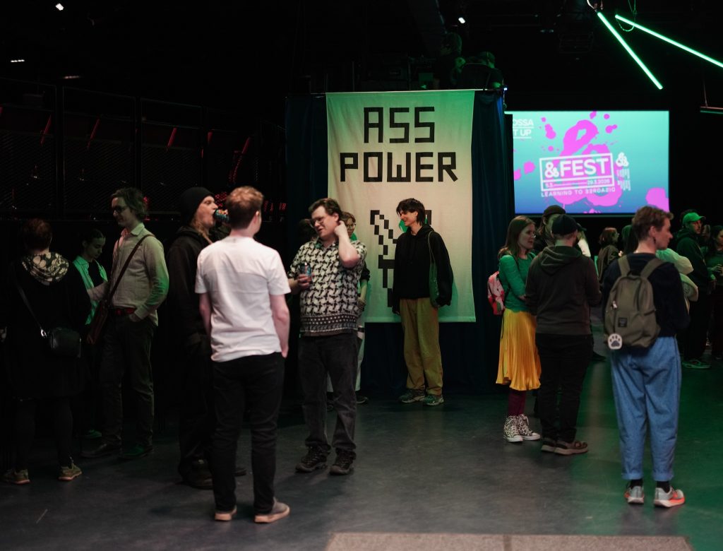 Yleisöä lämpiössä