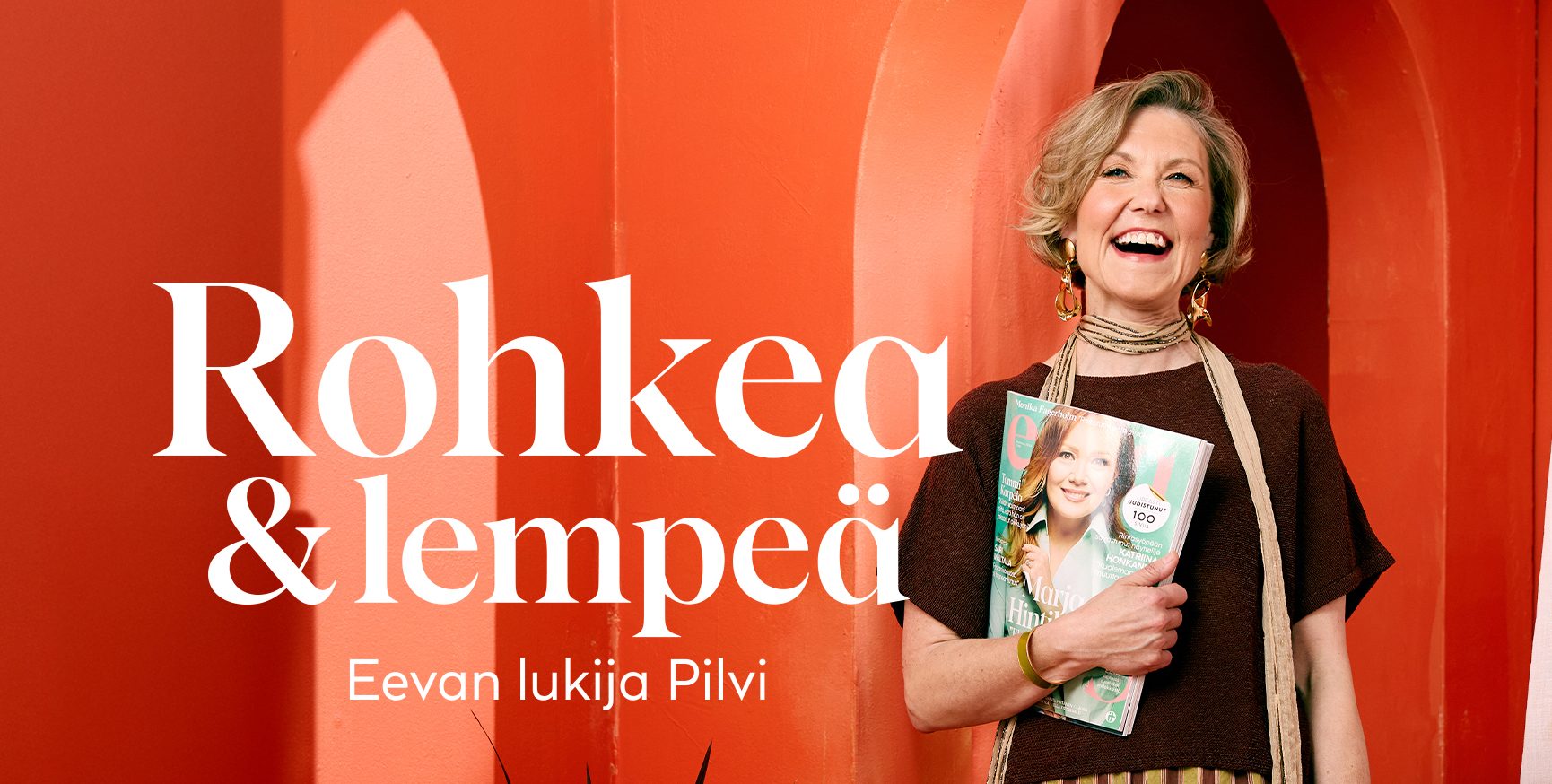 Hymyilevä aikuinen nainen pitää kädessään Eeva-lehteä. Teksti Rohkea & lempeä. Eevan lukija Pilvi. Ja sen lehti Eeva.