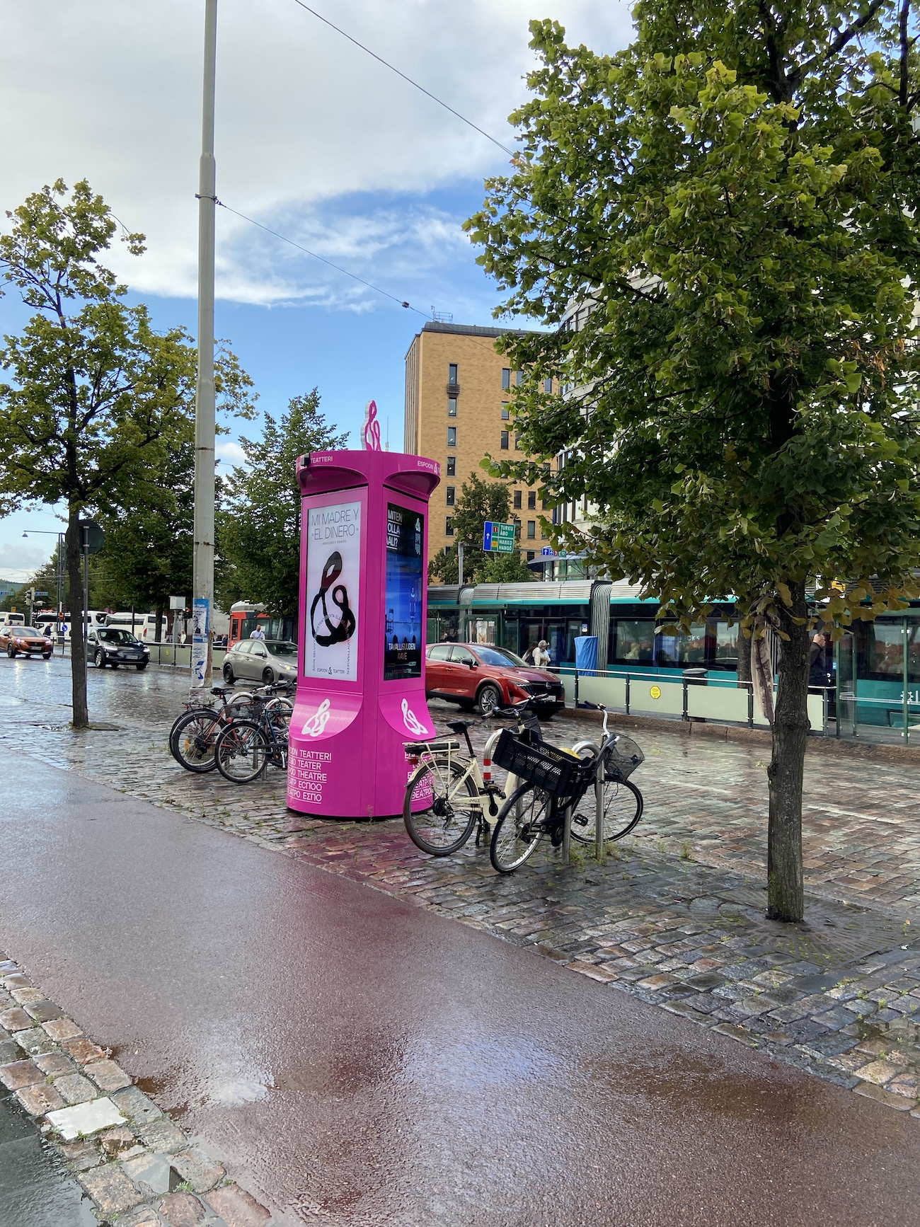 Mainosteline sateisella kadulla Mannerheimintiellä.